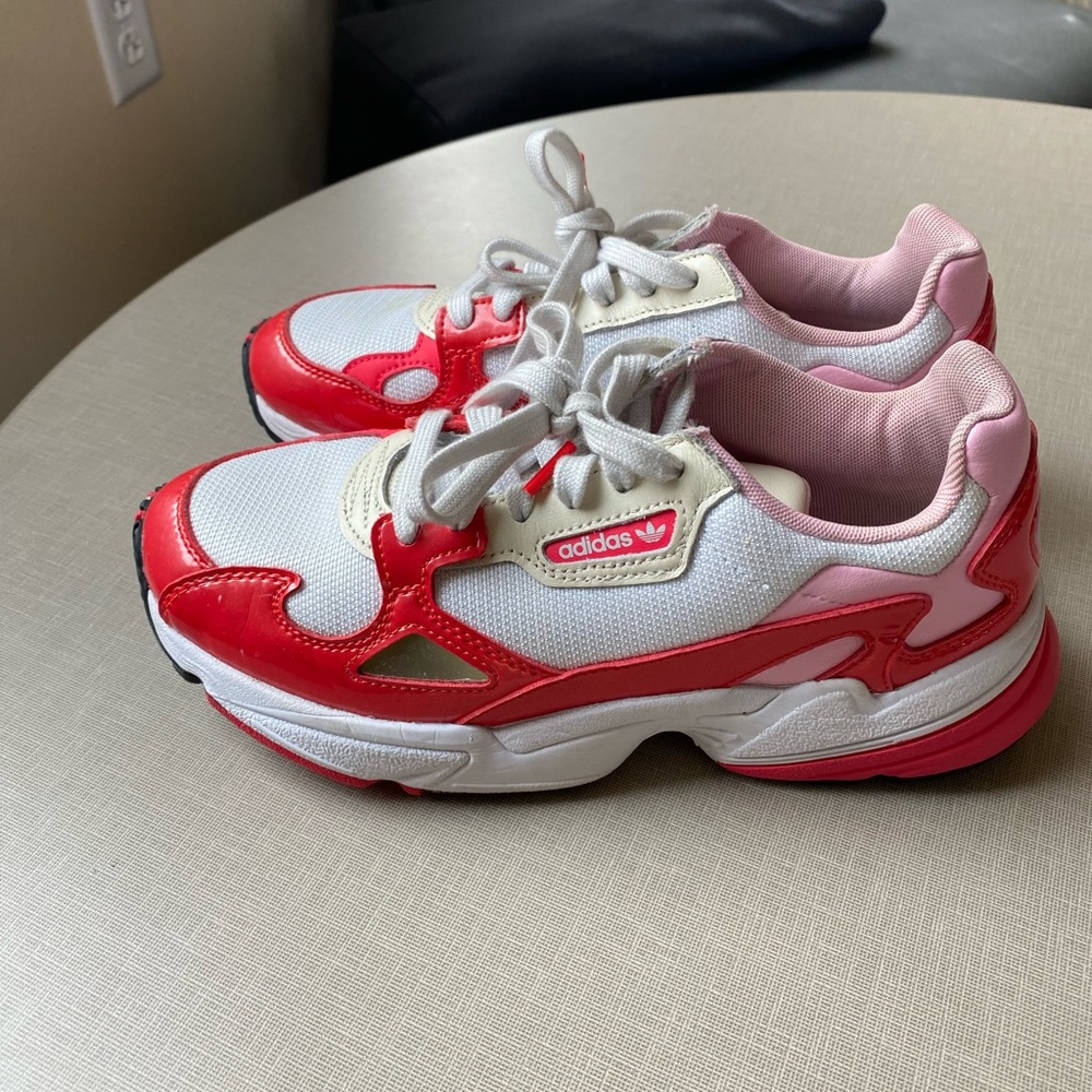 Price Negotiable! Worn once
Please message me about any questions you may have.